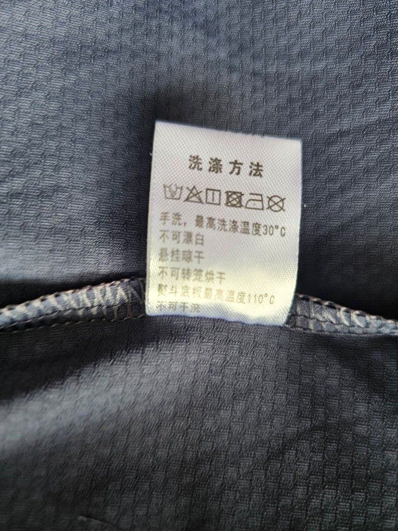 Under Armour zip-up hooded Jacket (Category: Coats, Jackets and Outerwear) located in Baguio. Submitted by kayeonlineshop (Listing ID 1460769230, Image 3). Description: -Navy blue Under Armour zip-up hooded jacket featuring raglan sleeves and a white chest logo. -measurements included in the photos.