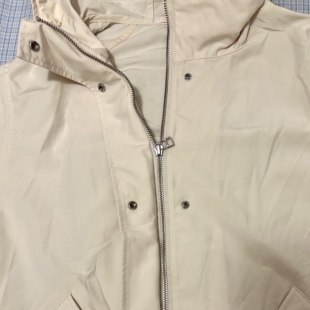 Uniqlo Cotton Blend Parka - Beige (Category: Coats, Jackets and Outerwear) located in Cavite. Submitted by veroniicaaa (Listing ID 1460864553, Image 2). Description: - twice used for a trip - no issues - retails for 2,990.