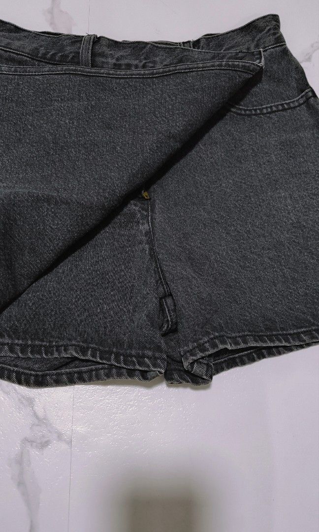 Uniqlo Denim skort (Category: Shorts) located in Cavite. Submitted by csl_corner (Listing ID 1460746313, Image 3). Description: Uniqlo Denim skort 💯 Authentic Original size 24-25 good as new ✨ used only once ✨ no flaws✨.