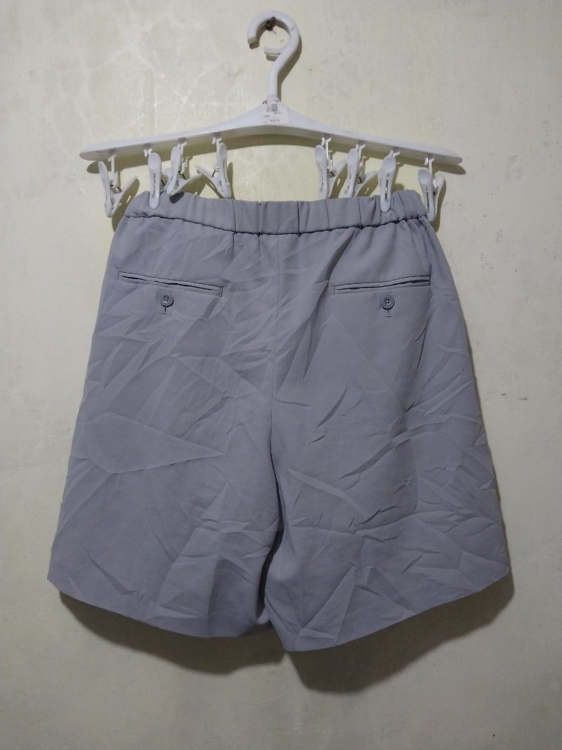 Uniqlo Grey drape short (Category: Shorts) located in Manila. Submitted by PrinceDani.Clothing (Listing ID 1460833524, Image 2). Description: uniqlo gray drape short small Size 28-30in width 18.5in length excellent condition .