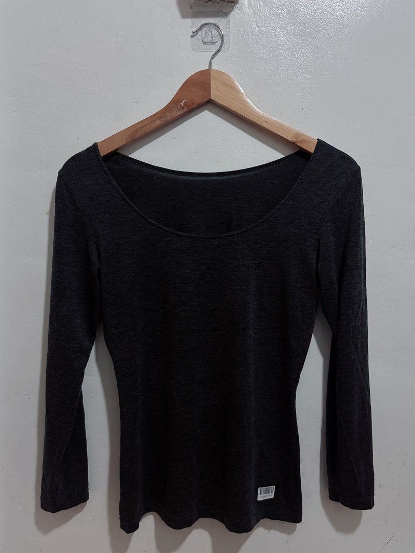 UNIQLO Heattech Gray M 0061 (Category: Longsleeves) located in Silang. Submitted by altbaddie6 (Listing ID 1460830967, Image 1). Description: .