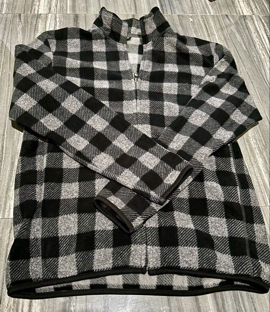 Uniqlo jacket (Category: Coats, Jackets and Outerwear) located in Naga. Submitted by closet_redux (Listing ID 1460723696, Image 1). Description: Soft fabric.
