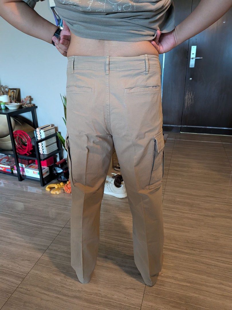 Uniqlo khaki cargo pants (Category: Chinos) located in Muntinlupa City. Submitted by pearlyshelles (Listing ID 1460766662, Image 3). Description: Waist measurement: 76 to 84cm.