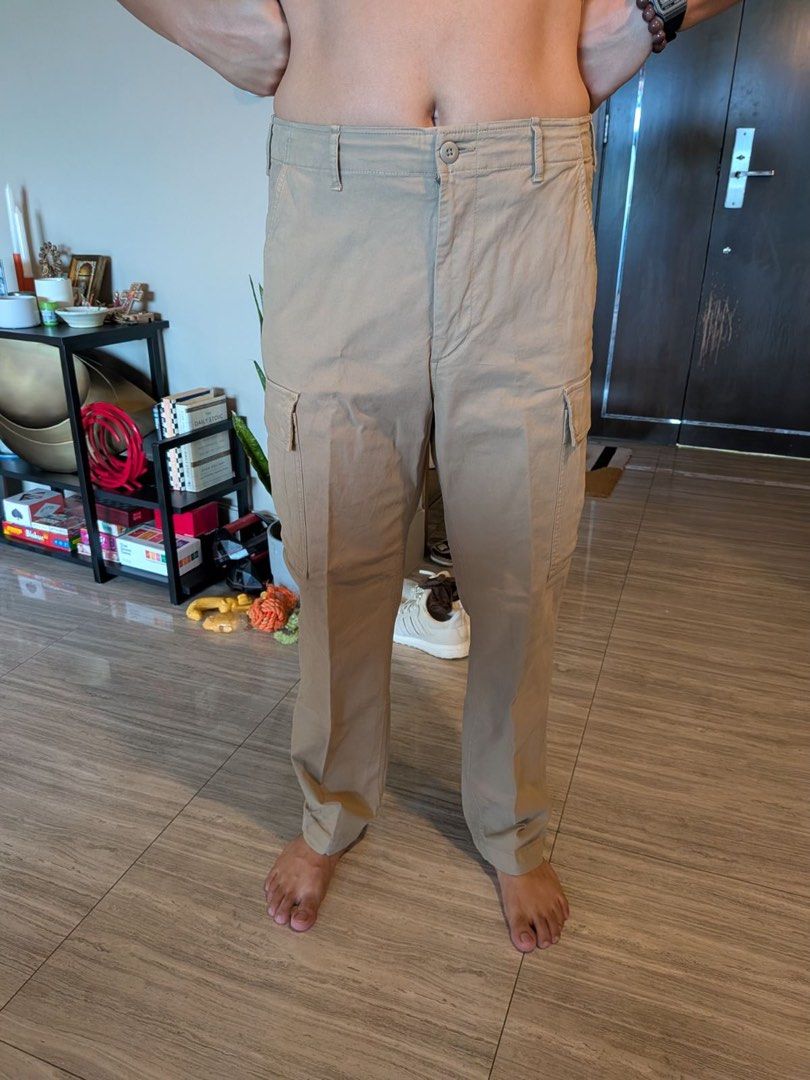 Uniqlo khaki cargo pants (Category: Chinos) located in Muntinlupa City. Submitted by pearlyshelles (Listing ID 1460766662, Image 2). Description: Waist measurement: 76 to 84cm.