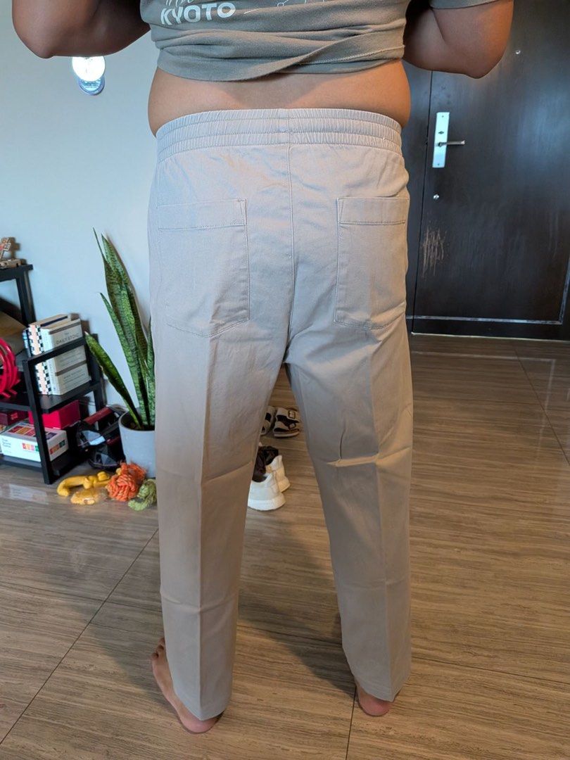 Uniqlo khaki chinos (Category: Chinos) located in Muntinlupa City. Submitted by pearlyshelles (Listing ID 1460766396, Image 3). Description: Waist measurement 76-84cm.