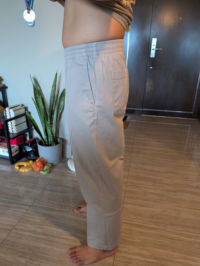 Uniqlo khaki chinos (Category: Chinos) located in Muntinlupa City. Submitted by pearlyshelles (Listing ID 1460766396, Image 2). Description: Waist measurement 76-84cm.