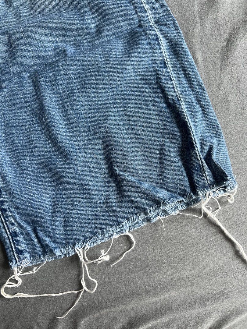 Uniqlo Light Wash Denim Culottes (Category: Jeans) located in Manila. Submitted by malggg (Listing ID 1460779862, Image 3). Description: (Getting rid of pants that don’t fit me anymore!) These were the OG denim culottes before their new version now. Got this in January of 2020 for ₱1,490. I wore it a lot (as if it were the only pair I own — so imagine all the outfits!) until it didn’t fit me anymore. The frayed hem is a design. Stored well and is