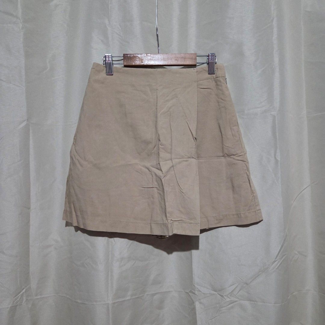 UNIQLO LINEN BLEND SKORT (Category: Shorts) located in Santiago. Submitted by fromboxes (Listing ID 1460817315, Image 1). Description: Like new un-opened back pockets Ships thru J&T Isabela North Luzon Shipping Nationwide No rush shipping 😊😊.
