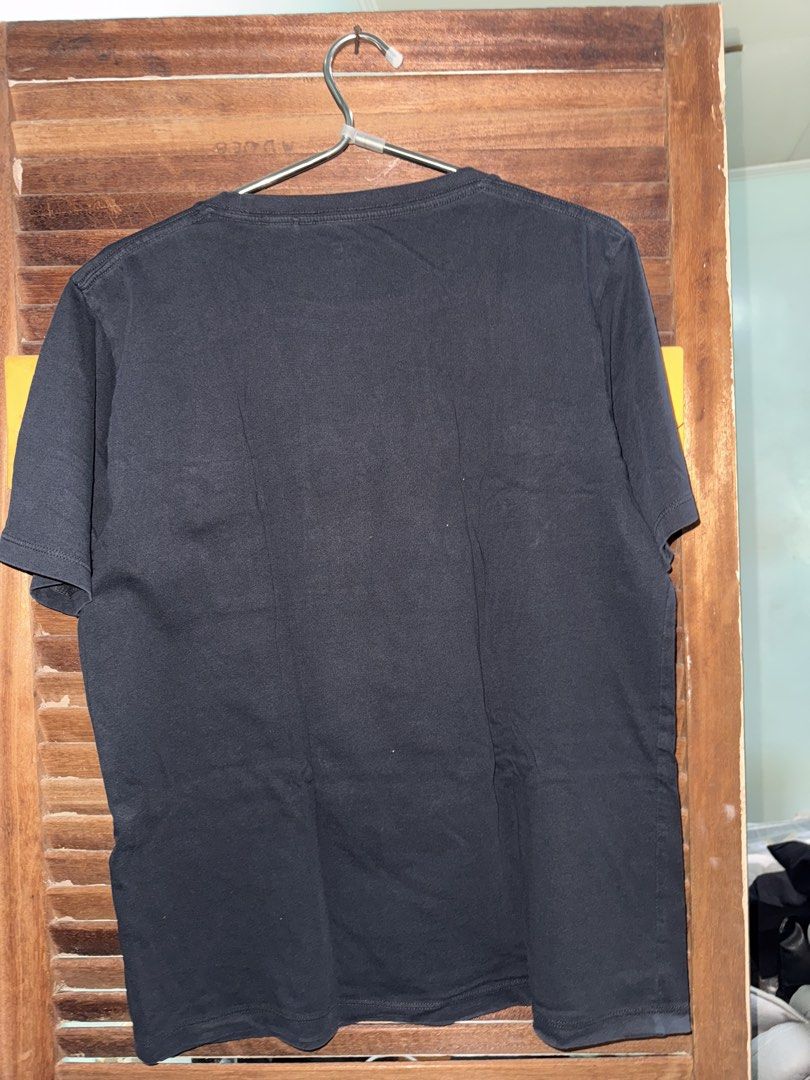 Uniqlo pocket tee (Category: Shirts) located in San Pedro. Submitted by vennizventura (Listing ID 1460766832, Image 2). Description: Size M in tag Guaranteed authentic No flaws Please note: Color may slightly vary in photos due to lighting. 😊.
