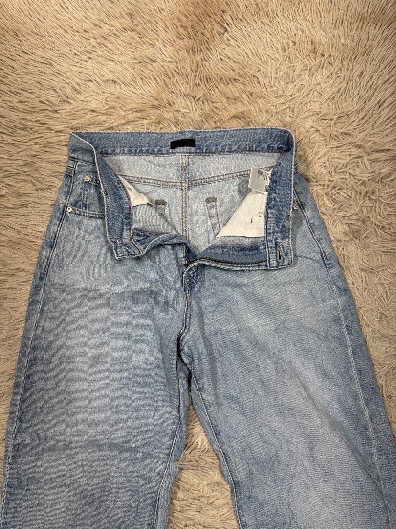 Uniqlo Straight Jeans (Category: Jeans) located in Guagua. Submitted by clothingbyl (Listing ID 1460776542, Image 2). Description: .