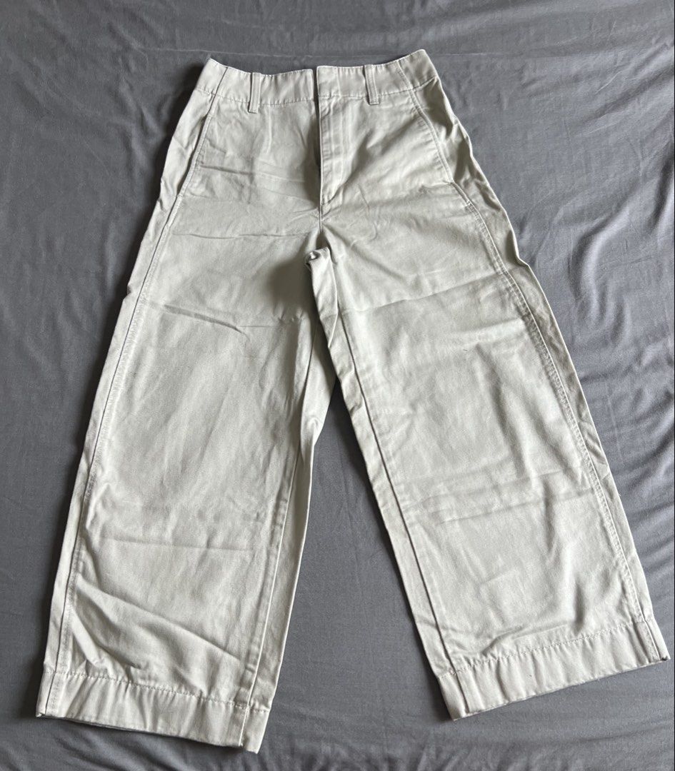 Uniqlo Wide Leg Cropped Pants (Category: Other Bottoms) located in Manila. Submitted by malggg (Listing ID 1460797714, Image 1). Description: (Getting rid of pants that don’t fit me anymore!) This has been discontinued. Got this pair for ₱1,490 a long time ago This looks beige but it is light green. This has the same silhouette and comfortability as the jersey barrel leg pants (iykyk). This was altered because the pants were too long for me. Size