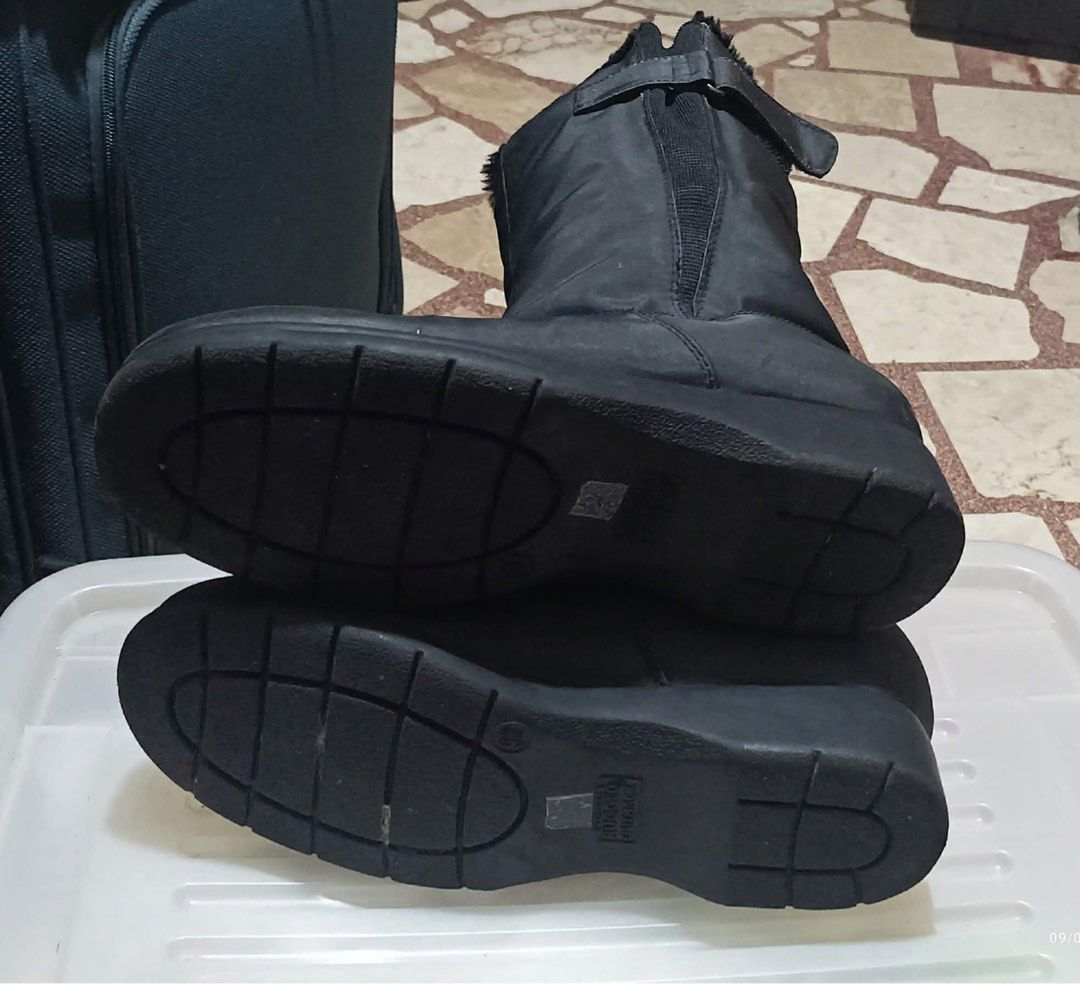 Unisex Winter Boots (Category: Boots) located in Manila. Submitted by crisha14344 (Listing ID 1460758247, Image 3). Description: Original Brand 9W/7 and 1/2M Black mid-calf with faux-fur lining Good condition Unisex kind of boots U.S product manufactured in China Synthetic material .