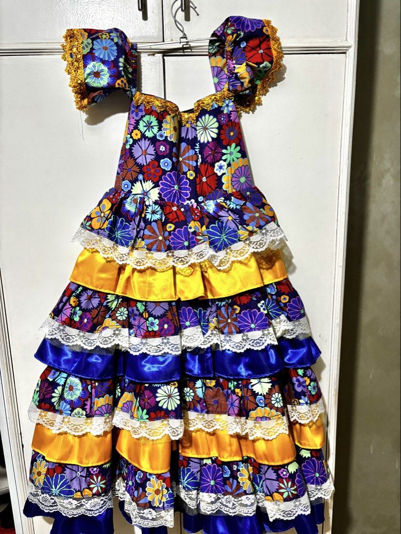 United Nation (Brazil) (Category: Traditional & Ethnic wear) located in Santa Cruz, Marinduque. Submitted by riley214 (Listing ID 1460875834, Image 2). Description: Customized Used ONLY ONCE. -Corset type -Petticoat not included Kasama po ang hat. For 6-7yrs old.