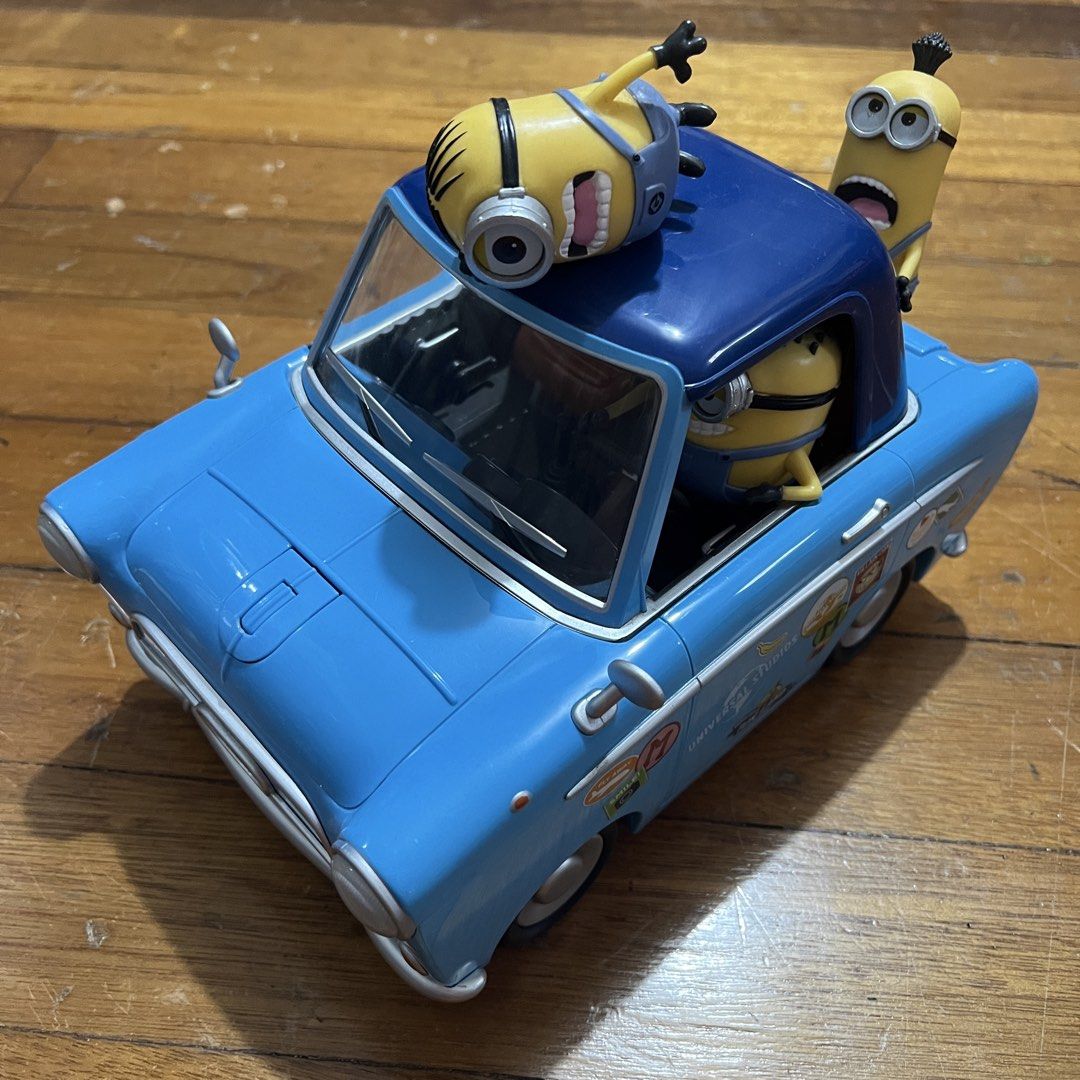 Universal Studios Minions Car Popcorn Bag (Category: Character Goods) located in Pasig City. Submitted by annaagra (Listing ID 1460903272, Image 2). Description: Universal Studios Minion Car Popcorn Bag -bought in 2023 Universal Studios Singapore, handcarried to Philippines -Car opens up for popcorn storage but never used, inside still clean -kept it in acrylic box to display -strap never used, in perfect condition -tag still intact -wheels also 