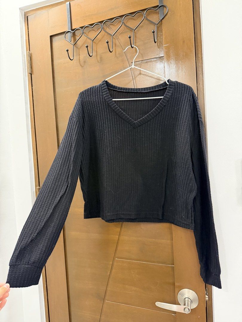 V neck sweatshirt (Category: Longsleeves) located in Las Pinas. Submitted by felicianoh40332 (Listing ID 1460816836, Image 1). Description: .
