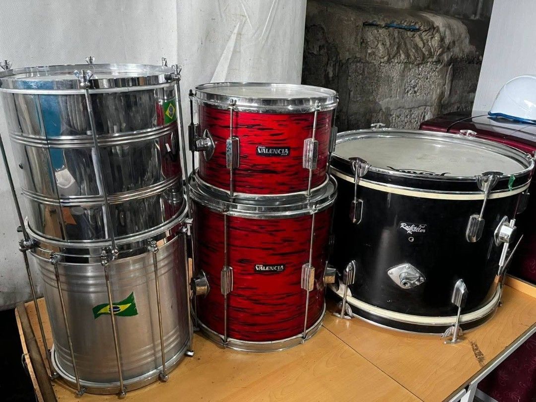 Valencia Red Drum Set with Black Bass Drum (Category: Musical Instruments) located in Manila. Submitted by joshespino71762 (Listing ID 1460782698, Image 2). Description: - Set of silver drums featuring a unique Brazilian flag sticker. - Red Valencia drum set (2 pieces). - Black bass drum included. - Ideal for practice sessions or aspiring drummers..