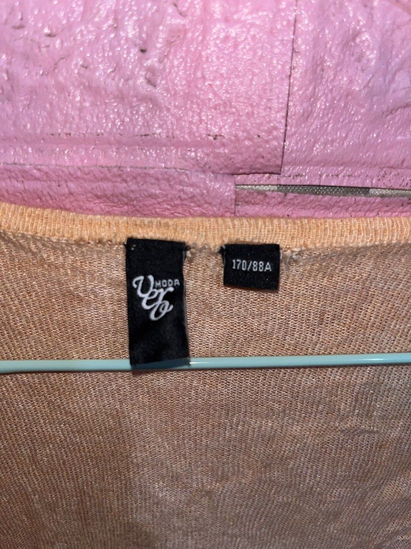 Vero Moda Bolero Knit (Lo-Fe) (Category: Others Tops) located in Mexico. Submitted by amaya_thriftstore (Listing ID 1460897005, Image 2). Description: Peach/apricot fine lightweight knit cardigan featuring a waterfall cascade front trimmed with sheer chiffon fabric panelling..