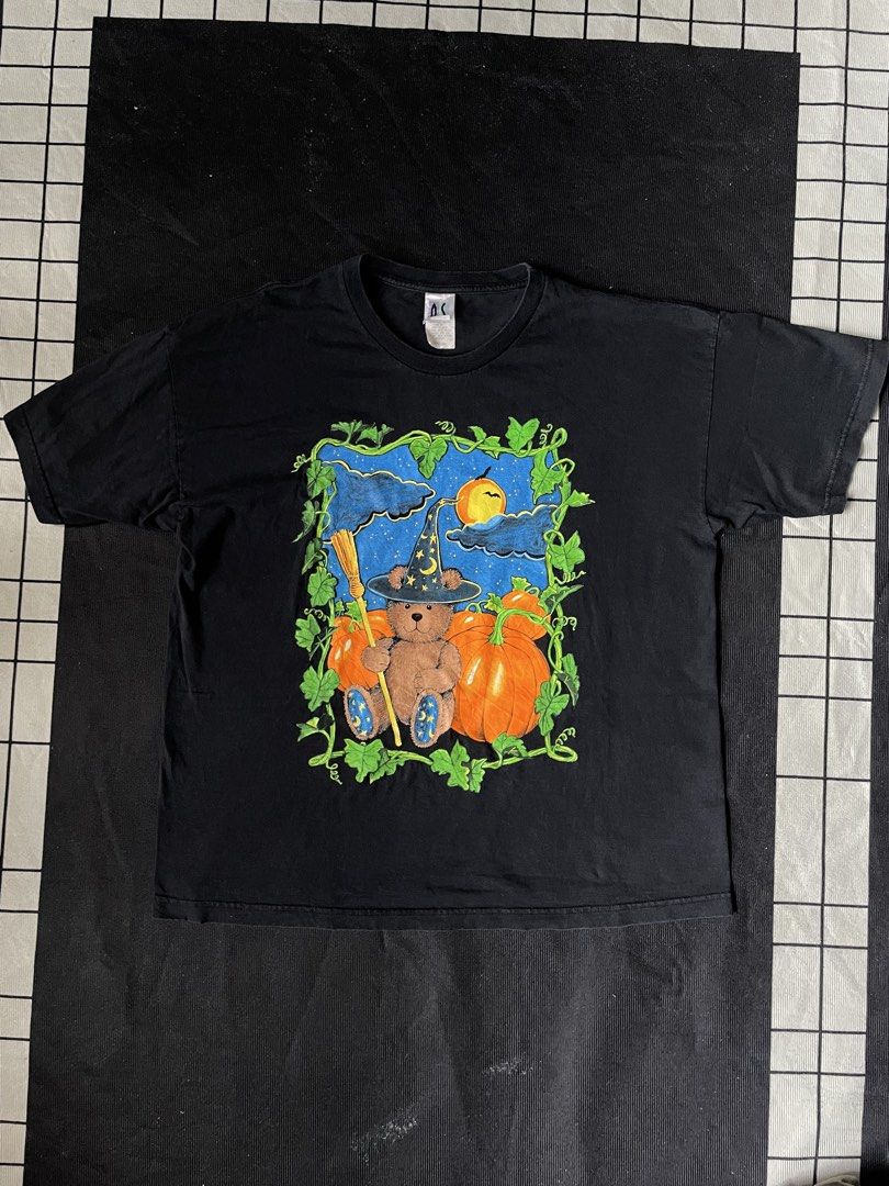 Vintage 2000’s Halloween Tshirt (Category: Tshirts & Polo Shirts ) located in Naga. Submitted by curatedslips (Listing ID 1460886398, Image 2). Description: Vintage 2000’s Halloween Tshirt issue: signs of usage 23.5x28.