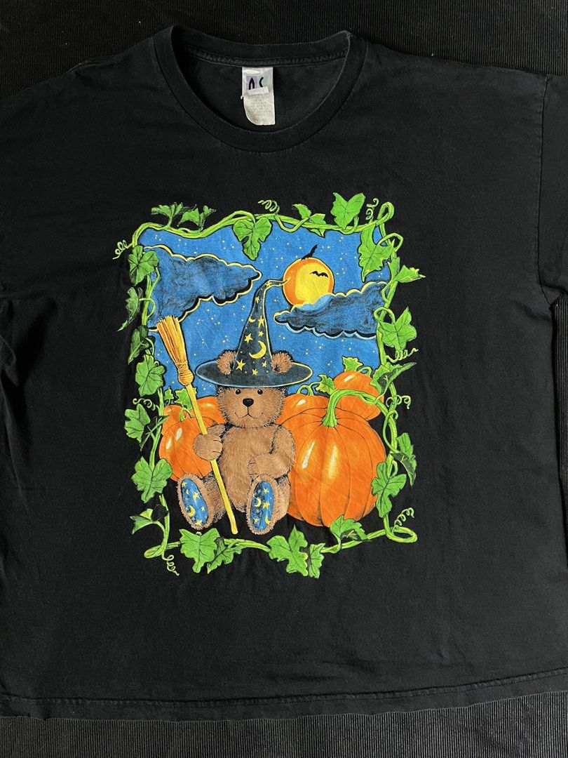Vintage 2000’s Halloween Tshirt (Category: Tshirts & Polo Shirts ) located in Naga. Submitted by curatedslips (Listing ID 1460886398, Image 3). Description: Vintage 2000’s Halloween Tshirt issue: signs of usage 23.5x28.