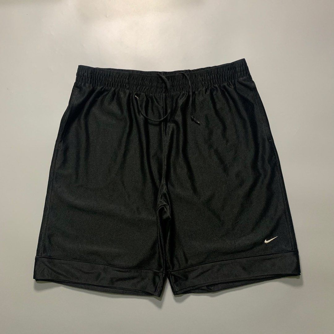 VINTAGE NIKE BLACK SHORTS (Category: Shorts) located in Puerto Princesa. Submitted by kelvinfabr75674 (Listing ID 1460842610, Image 2). Description: Size 38-44 22 length 12.5 leg hole ISSUE pinhole EXCELLENT CONDITION Color rate 10📌.