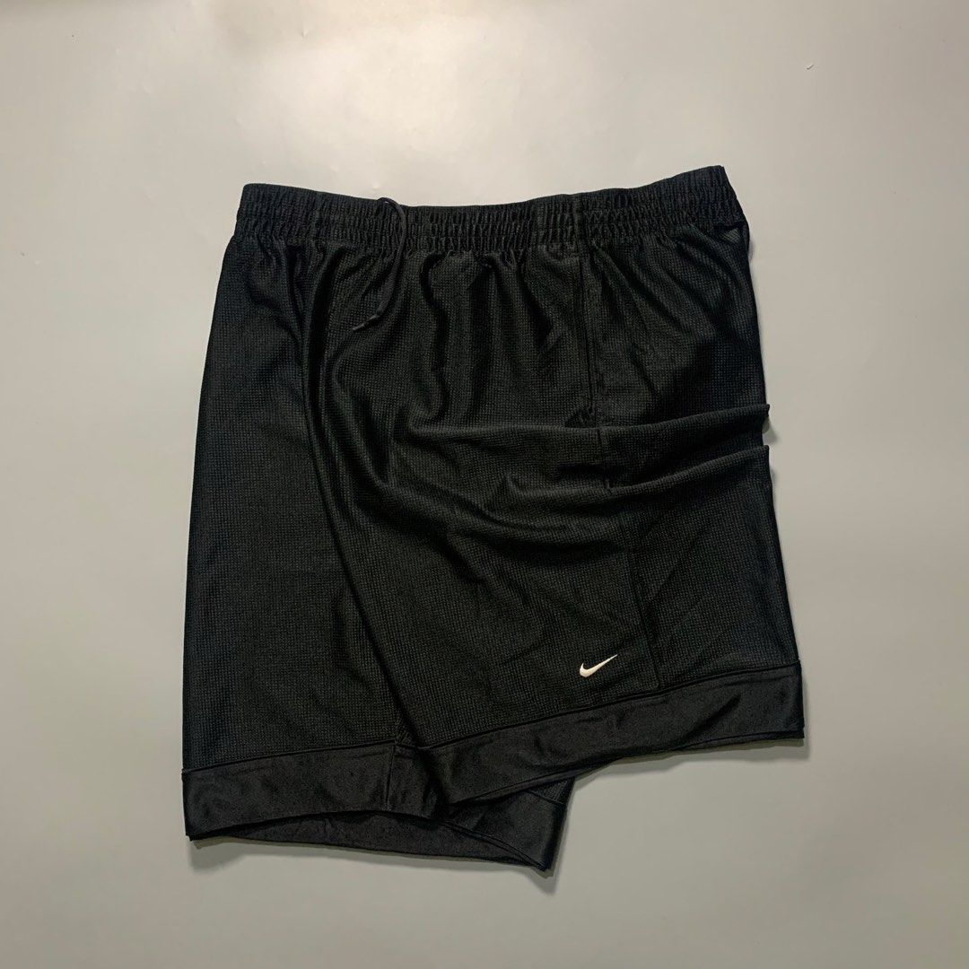 VINTAGE NIKE BLACK SHORTS (Category: Shorts) located in Puerto Princesa. Submitted by kelvinfabr75674 (Listing ID 1460842610, Image 1). Description: Size 38-44 22 length 12.5 leg hole ISSUE pinhole EXCELLENT CONDITION Color rate 10📌.