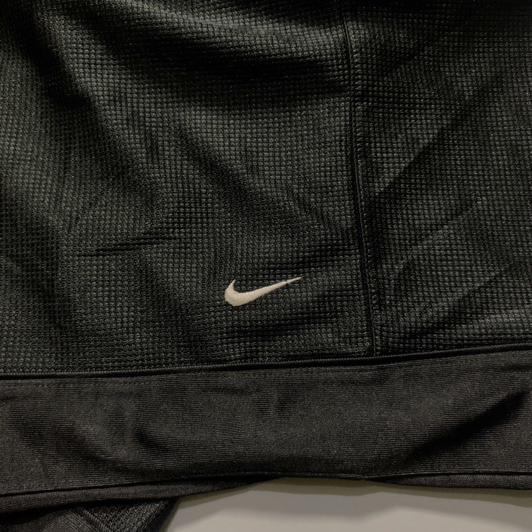 VINTAGE NIKE BLACK SHORTS (Category: Shorts) located in Puerto Princesa. Submitted by kelvinfabr75674 (Listing ID 1460842610, Image 3). Description: Size 38-44 22 length 12.5 leg hole ISSUE pinhole EXCELLENT CONDITION Color rate 10📌.