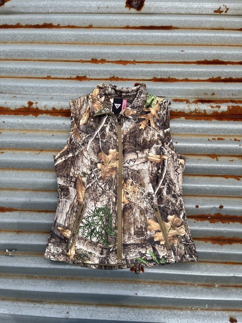 Vintage Realtree Vest (Category: Vests) located in Manila. Submitted by archival.thr1ft (Listing ID 1460908592, Image 1). Description: Realtree Vest 20 Width 28 Length All Working Zippers Excellent Condition .