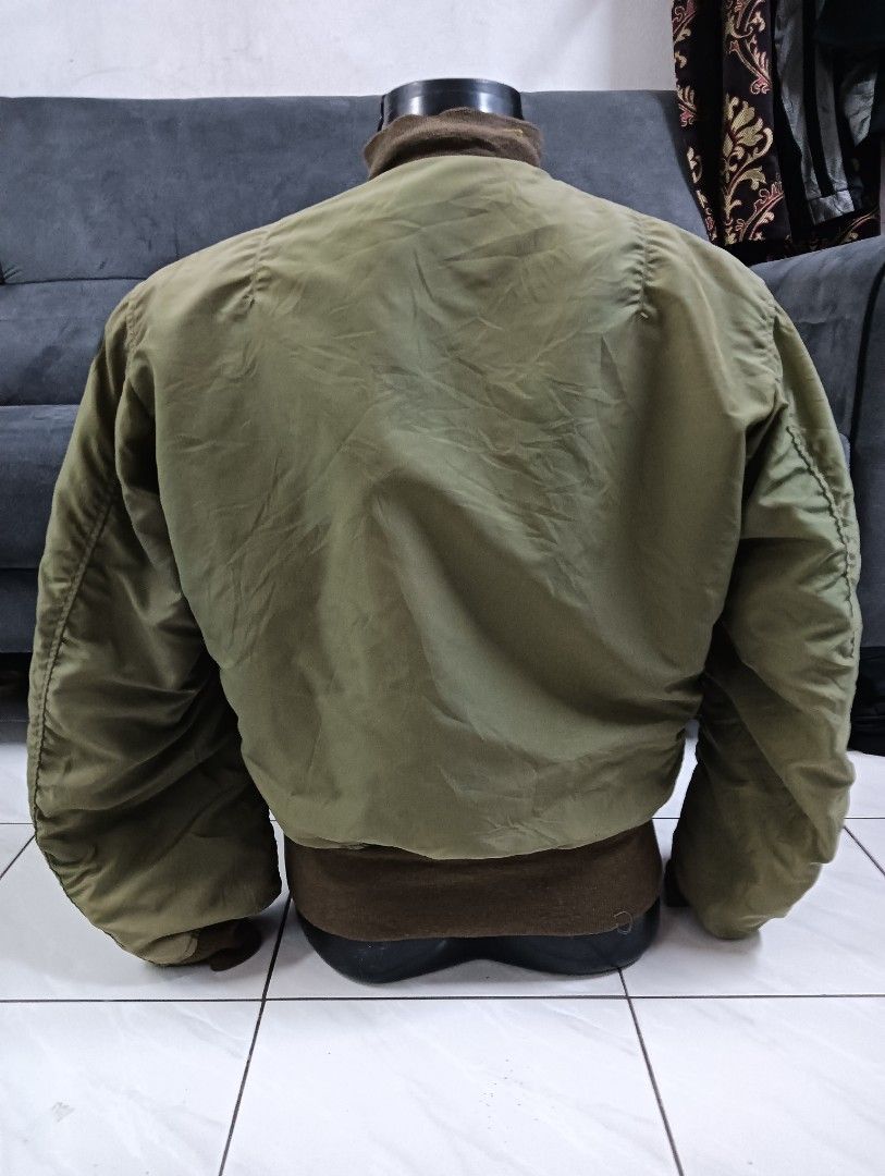 buzz rickson jacket (Category: Coats, Jackets and Outerwear) located in Nilai. Submitted by isebundle711106 (Listing ID 1460907730, Image 2). Description: buzz rickson FLIGHT JACKET Jacket rare ni bossku! Cut military vintage style. Warna Olive Green klasik, sesuai untuk daily / collect / mix streetwear. CONDITION: 8/10 Zipper asal CROWN ROSAK, Tukar Zipper YKK original jalan smooth. Ada patch U.S Air Force di lengan + print dalam. ✅ DETAILS: - M