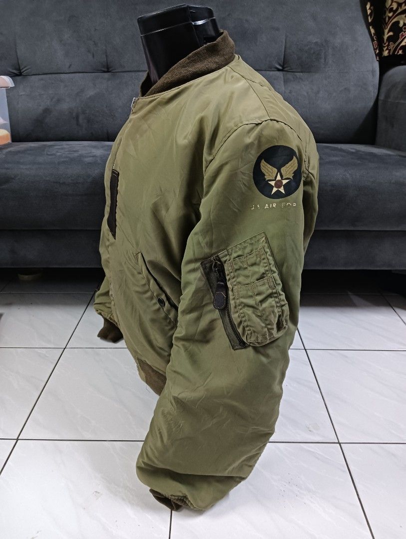 buzz rickson jacket (Category: Coats, Jackets and Outerwear) located in Nilai. Submitted by isebundle711106 (Listing ID 1460907730, Image 3). Description: buzz rickson FLIGHT JACKET Jacket rare ni bossku! Cut military vintage style. Warna Olive Green klasik, sesuai untuk daily / collect / mix streetwear. CONDITION: 8/10 Zipper asal CROWN ROSAK, Tukar Zipper YKK original jalan smooth. Ada patch U.S Air Force di lengan + print dalam. ✅ DETAILS: - M