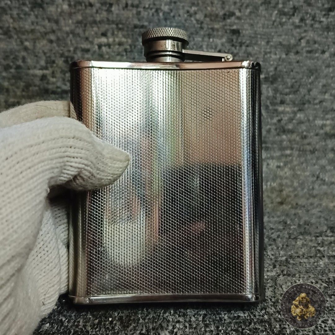 Vintage Windsor Hip Flask (Category: Vintage Collectibles) located in Meycauayan. Submitted by ka_luma (Listing ID 1460893778, Image 3). Description: may need cleaning.