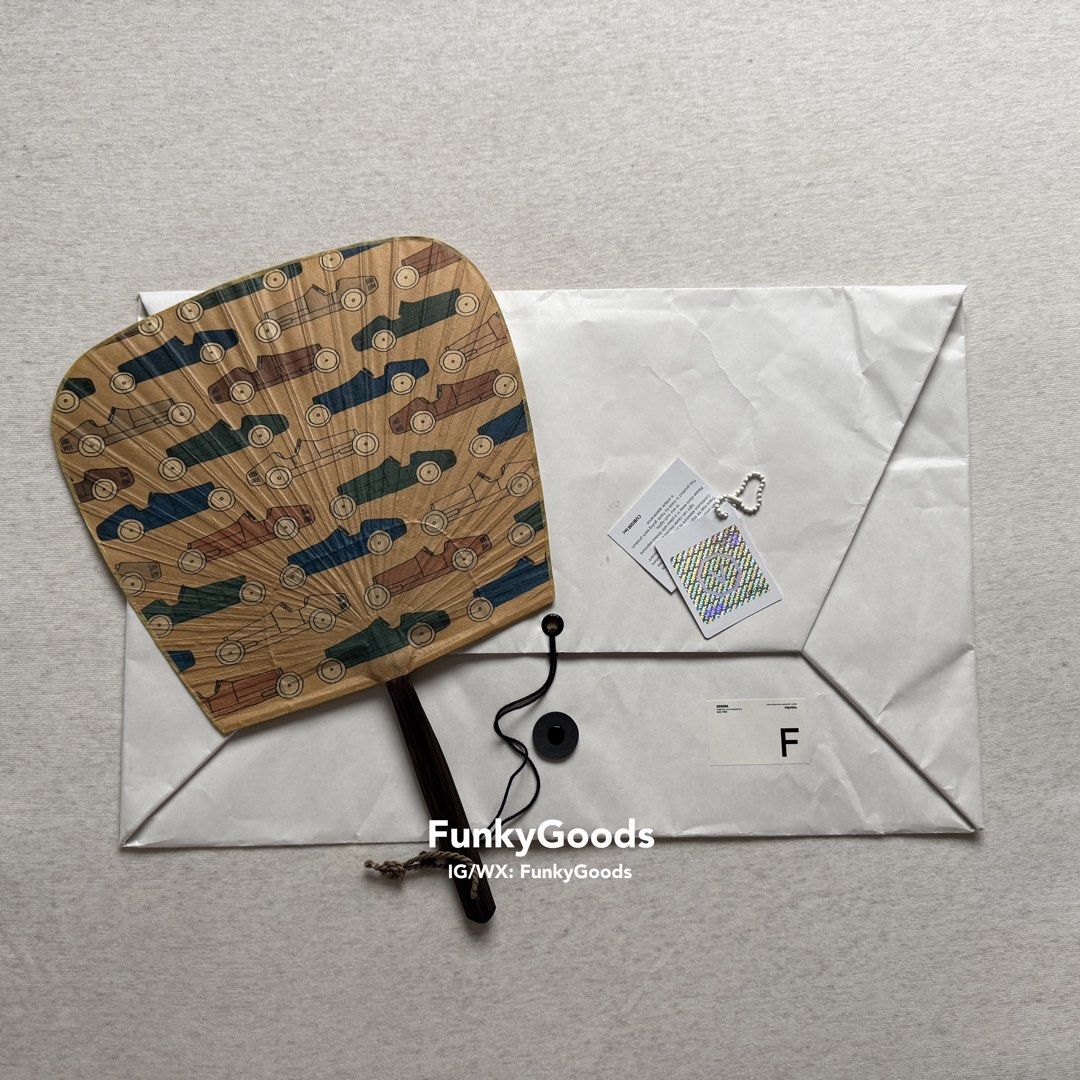 Visvim 21ss Uchiwa 和紙扇 （分類：風扇）位於 Hong Kong。 由 funkygoods 提交（商品編號 1460756810，圖片 1）。簡介： 日本團扇 古董車圖案 原廠苧麻紗線 100% 和紙 全新full set。