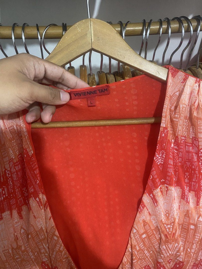 Vivienne tam (Category: Blouses) located in Legazpi City. Submitted by dimas_loot (Listing ID 1460900166, Image 2). Description: Size large No issue 750.