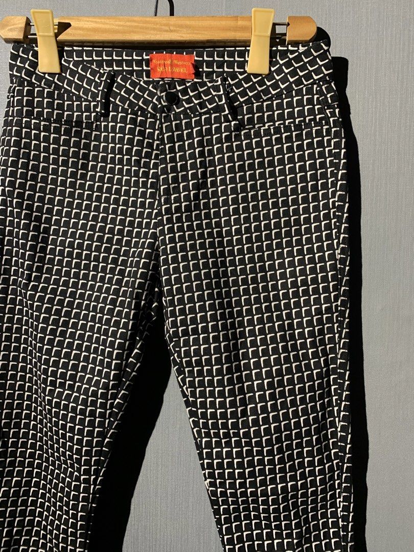 Vivienne Westwood red label (Category: Activewear) located in Bacolod City. Submitted by garagehunterbuyandsale (Listing ID 1460799239, Image 2). Description: styled with an all-over, black-and-white grid or geometric mosaic pattern in a slim-fit, ankle-length silhouette size 28-29 waistline 38 Length orig/authentic Made in Italy.