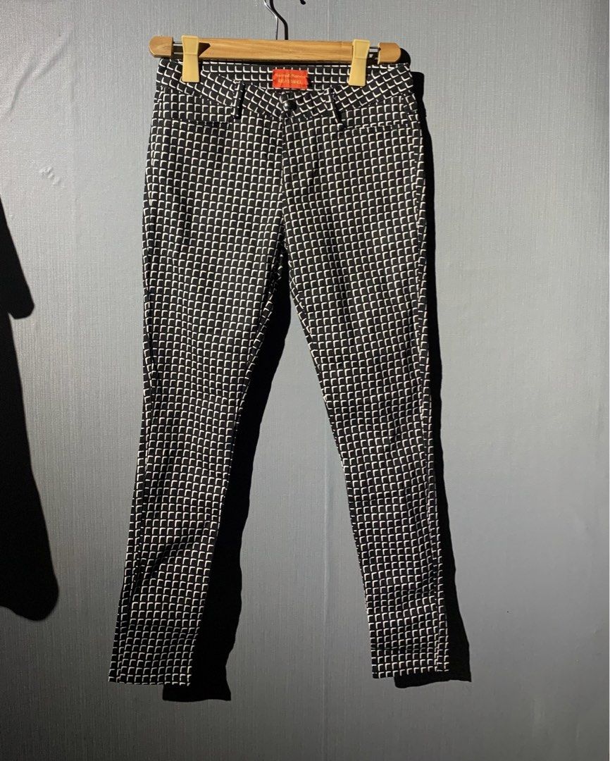 Vivienne Westwood red label (Category: Activewear) located in Bacolod City. Submitted by garagehunterbuyandsale (Listing ID 1460799239, Image 1). Description: styled with an all-over, black-and-white grid or geometric mosaic pattern in a slim-fit, ankle-length silhouette size 28-29 waistline 38 Length orig/authentic Made in Italy.