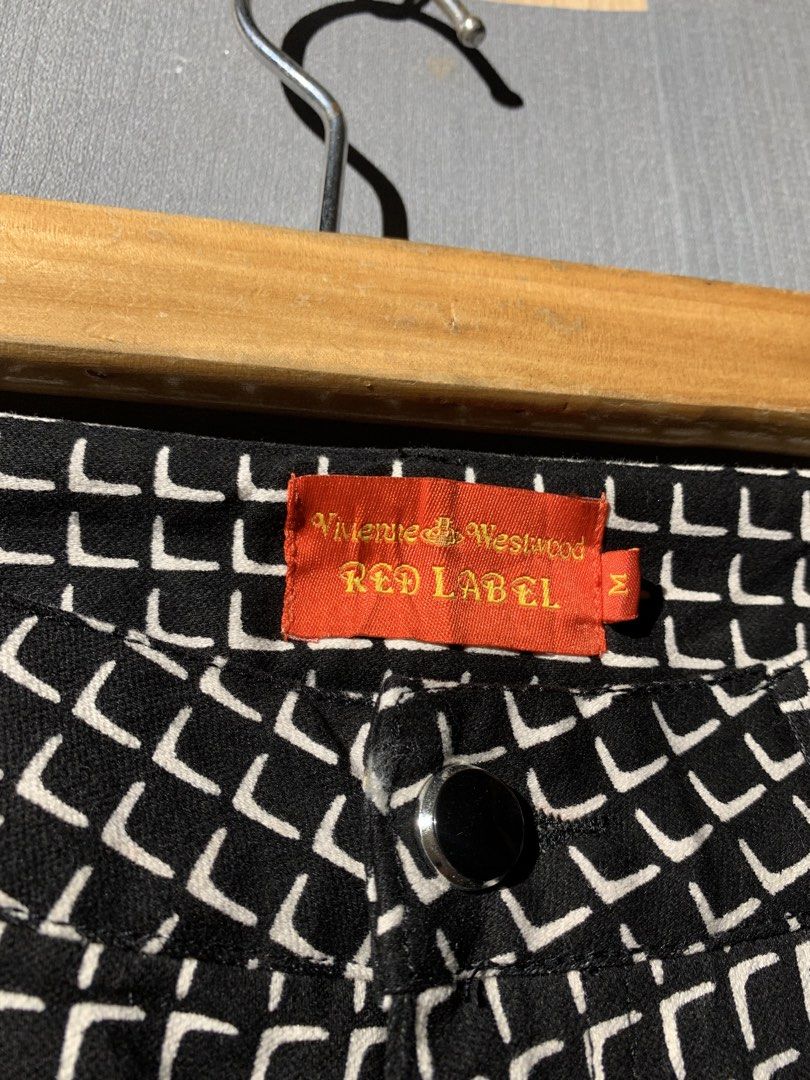 Vivienne Westwood red label (Category: Activewear) located in Bacolod City. Submitted by garagehunterbuyandsale (Listing ID 1460799239, Image 3). Description: styled with an all-over, black-and-white grid or geometric mosaic pattern in a slim-fit, ankle-length silhouette size 28-29 waistline 38 Length orig/authentic Made in Italy.