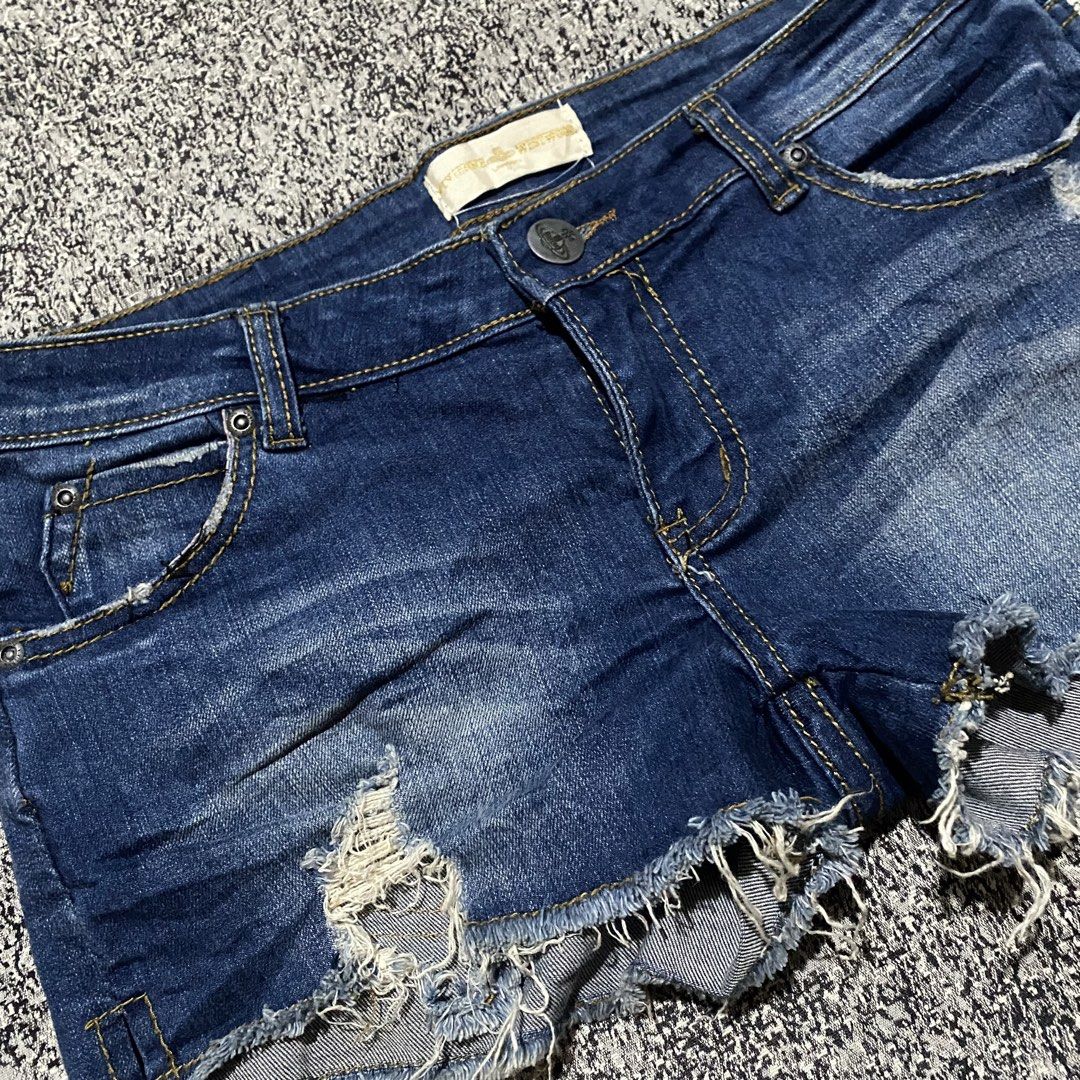 Vivienne westwood short (Category: Shorts) located in Quezon City. Submitted by semantaryrave (Listing ID 1460834062, Image 3). Description: Vivinne westwood short Size 32 Good condition Waist- 32 Length- 11 Thigh- 10 .