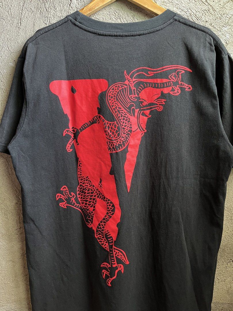 VLONE x CLOT DRAGON (Category: Tshirts & Polo Shirts ) located in Cagayan de Oro. Submitted by rewornthriftph (Listing ID 1460910180, Image 2). Description: width: 21 length: 28.5 medium to large | OVERSIZED also on small Color rate: 9.5/10 Issue: In EXCELLENT Condition See details and reference on slides Payment Methods: GCASH/JNT PLS MANAGE YOUR EXPECTATIONS. THRIFT ITEMS, NO CANCELLATION ₱700.