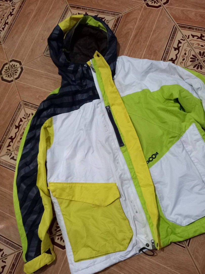 Volcom Snowboard Jacket Thermolite XL (Category: Coats, Jackets and Outerwear) located in Baguio. Submitted by jiannisthriftfits (Listing ID 1460820512, Image 2). Description: - Volcom Snowboard Jacket - Size: XL - Colorway: White, Lime Green, Dark Grey/Black - Features Thermolite Technology for warmth - Includes a hood - Multiple pockets for storage - Perfect for your next snowboarding adventure.