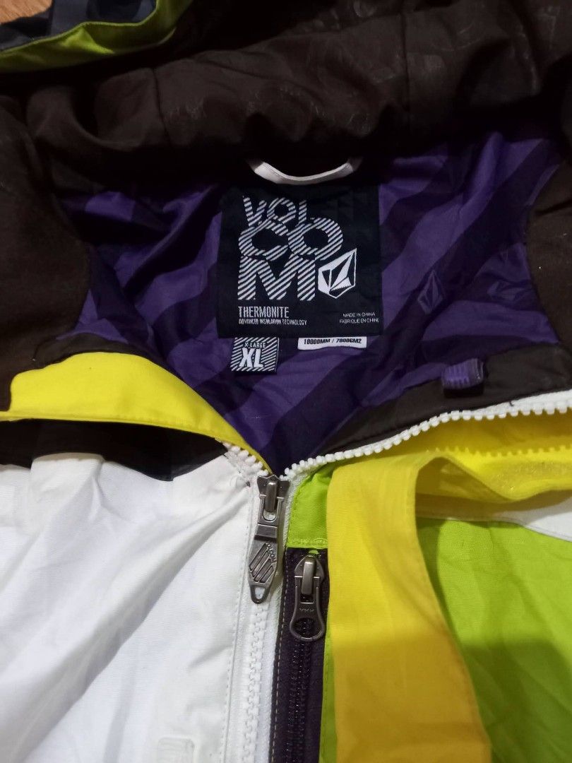 Volcom Snowboard Jacket Thermolite XL (Category: Coats, Jackets and Outerwear) located in Baguio. Submitted by jiannisthriftfits (Listing ID 1460820512, Image 3). Description: - Volcom Snowboard Jacket - Size: XL - Colorway: White, Lime Green, Dark Grey/Black - Features Thermolite Technology for warmth - Includes a hood - Multiple pockets for storage - Perfect for your next snowboarding adventure.