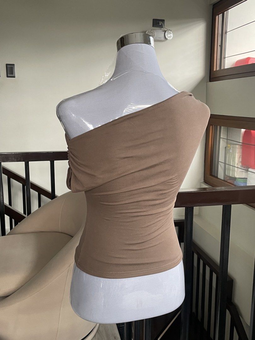 VXN Off Shoulder Top XS Brown (Category: Blouses) located in Manila. Submitted by usedbylaila (Listing ID 1460896450, Image 2). Description: - VXN Off Shoulder Top - Color: Brown - Size: XS - Locally Made in the Philippines - Stretchy Material for Comfort - Perfect for Dressing Up or Down - Simple and Chic Design - used only once.
