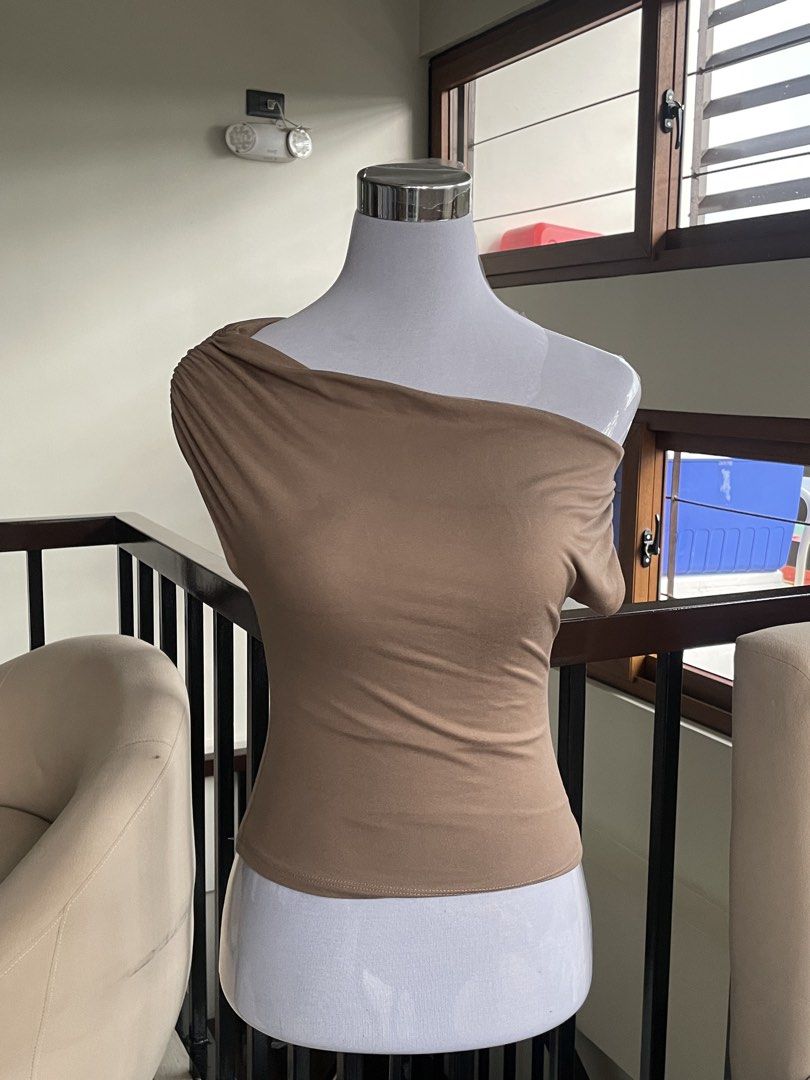VXN Off Shoulder Top XS Brown (Category: Blouses) located in Manila. Submitted by usedbylaila (Listing ID 1460896450, Image 1). Description: - VXN Off Shoulder Top - Color: Brown - Size: XS - Locally Made in the Philippines - Stretchy Material for Comfort - Perfect for Dressing Up or Down - Simple and Chic Design - used only once.