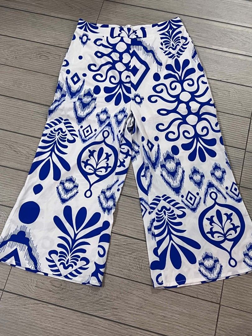 White & Blue Patterned Wide Leg Palazzo Pants (Category: Other Bottoms) located in San Jose del Monte. Submitted by Skin_Care2022 (Listing ID 1460814076, Image 2). Description: - Flowy white pants - Bold blue ikat-inspired print - High-waisted design - Wide leg silhouette - Convenient side pockets - Ideal for vacations or casual outings - Easy to style with basic tops Large.