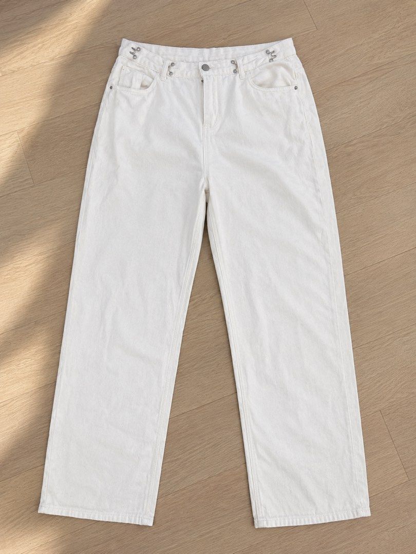 White Baggy Pants (Category: Jeans) located in Quezon City. Submitted by siobesclo. (Listing ID 1460901533, Image 1). Description: Size: 30.