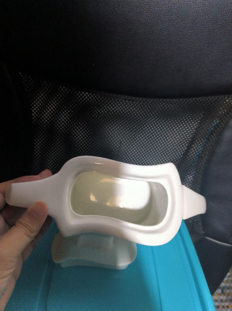 White Ceramic Gravy Boat with Lid (Category: Dinnerware & Cutlery) located in Manila. Submitted by silent_vonachiles (Listing ID 1460843259, Image 3). Description: - White ceramic gravy boat - Includes matching lid - Elegant shape, ideal for gravies and sauces - Clean interior, ready for your next meal.