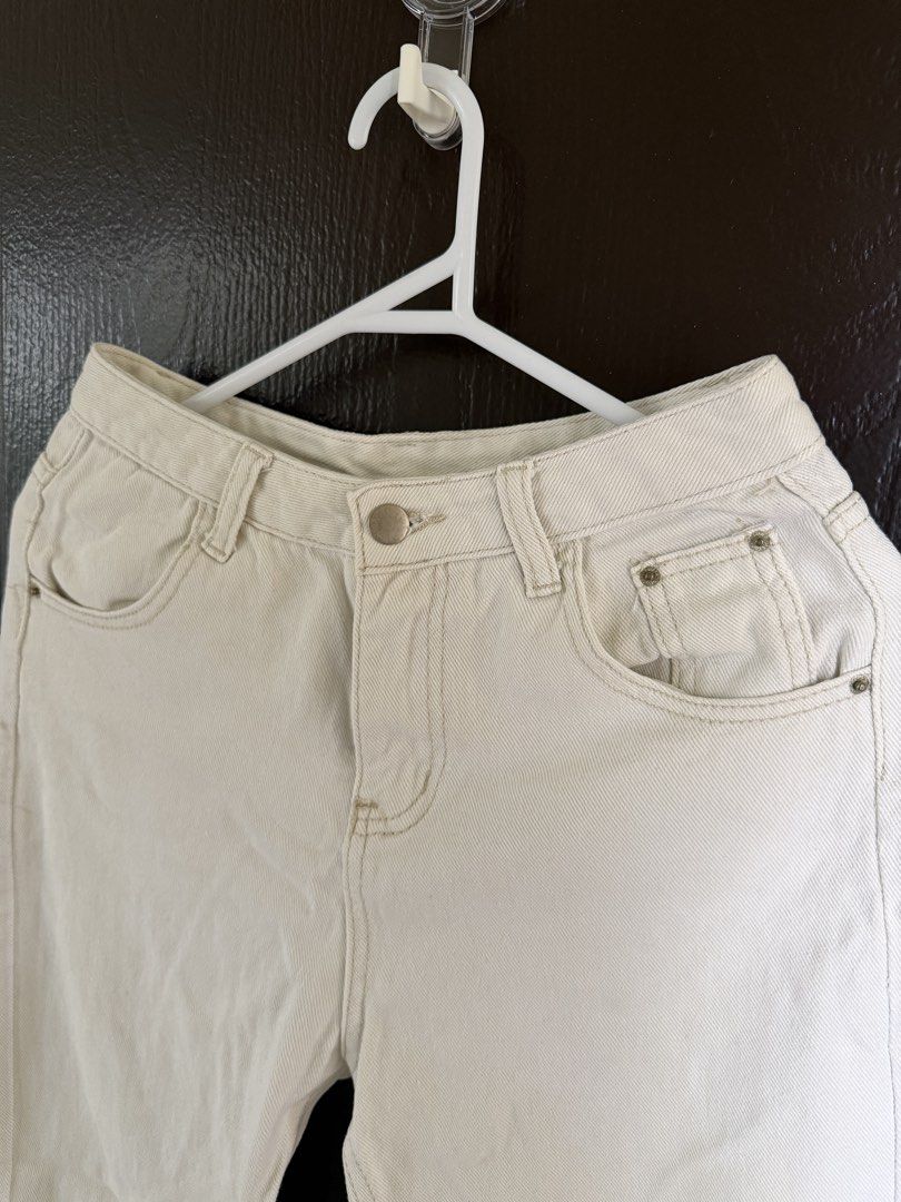 white denim jeans pants (Category: Jeans) located in Paranaque City. Submitted by shopnrepeat_ (Listing ID 1460820177, Image 3). Description: size 27.