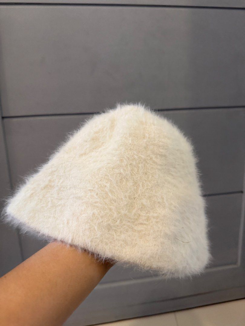 WHITE FLEECE FUR BUCKET HAT (Category: Hats & Beanies) located in Lipa City. Submitted by upcycle_alley (Listing ID 1460787706, Image 2). Description: .