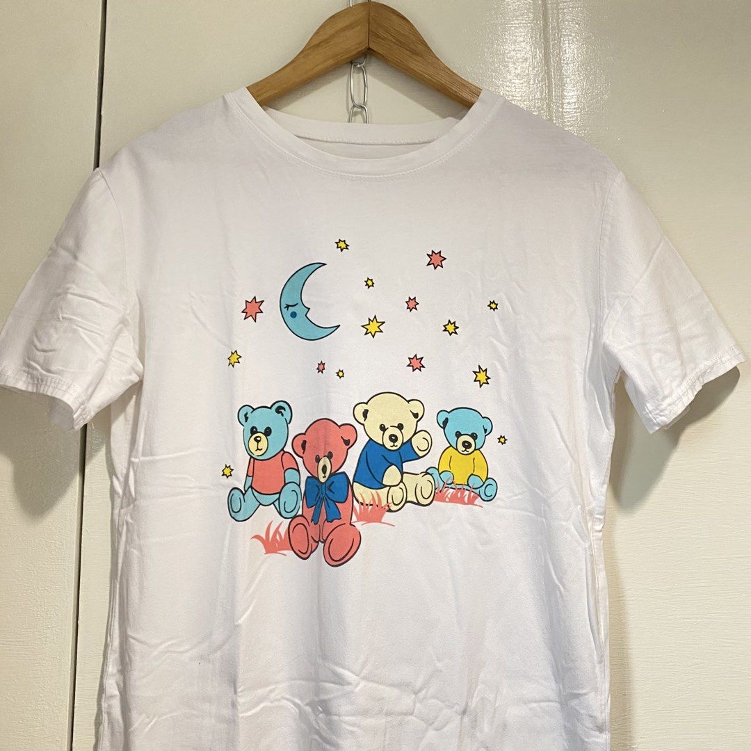 White shirts with bear print (Category: Shirts) located in Cavite. Submitted by branchee_chic (Listing ID 1460834540, Image 2). Description: M-L 🌸A LITTLE NOTE FROM BRANCHEE CHIC🌸 All items are preloved / secondhand and freshly washed, so please manage your expectations. Minor signs of wear or minimal washable stains may be present. Colors may slightly vary from photos due to lighting and screen settings. Please check all photos carefully befor
