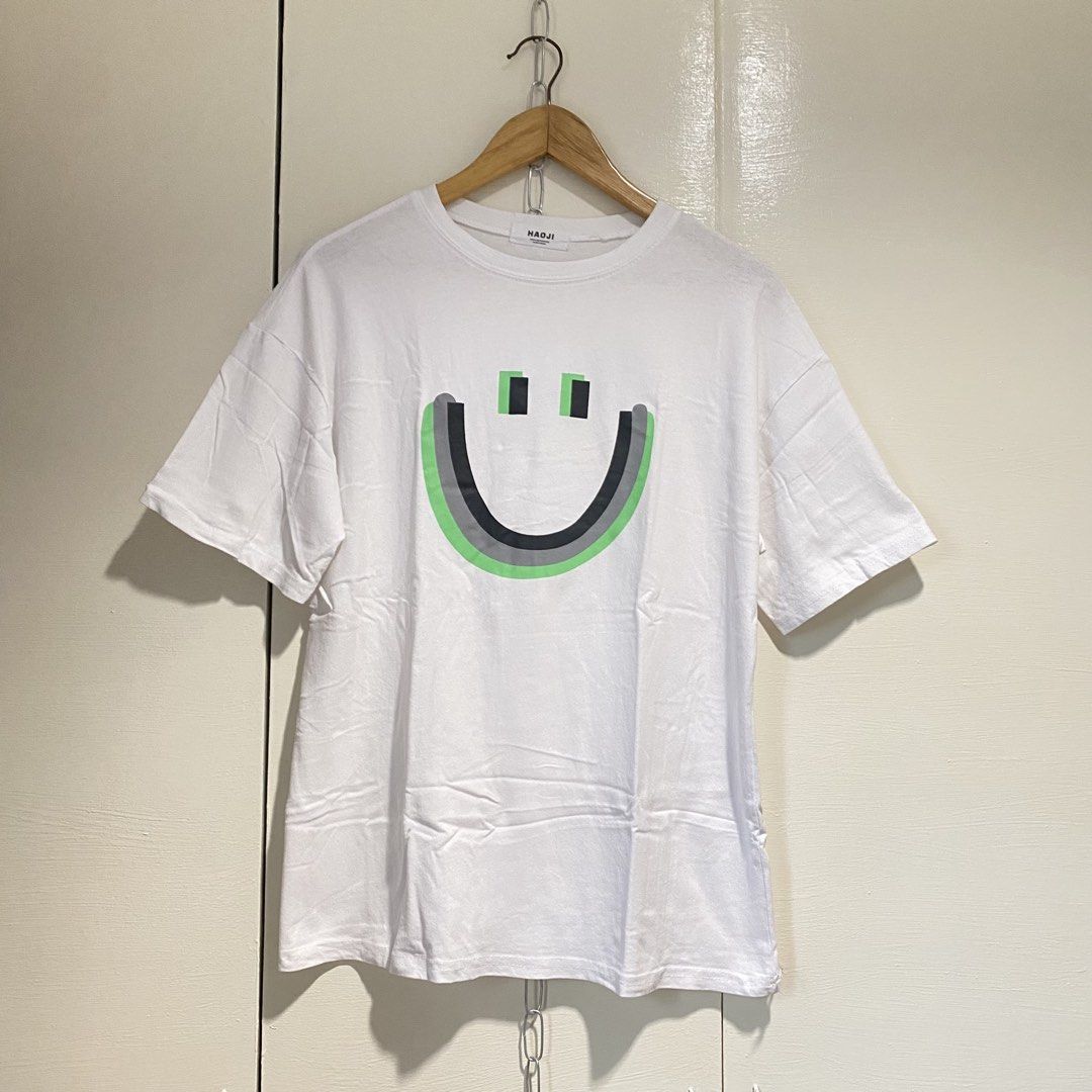 White shirts with smiley print (Category: Tshirts & Polo Shirts ) located in Cavite. Submitted by branchee_chic (Listing ID 1460831064, Image 1). Description: Large 🌸A LITTLE NOTE FROM BRANCHEE CHIC🌸 All items are preloved / secondhand and freshly washed, so please manage your expectations. Minor signs of wear or minimal washable stains may be present. Colors may slightly vary from photos due to lighting and screen settings. Please check all ph