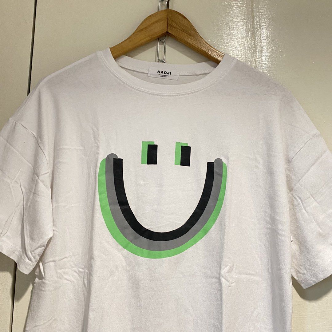 White shirts with smiley print (Category: Tshirts & Polo Shirts ) located in Cavite. Submitted by branchee_chic (Listing ID 1460831064, Image 2). Description: Large 🌸A LITTLE NOTE FROM BRANCHEE CHIC🌸 All items are preloved / secondhand and freshly washed, so please manage your expectations. Minor signs of wear or minimal washable stains may be present. Colors may slightly vary from photos due to lighting and screen settings. Please check all ph