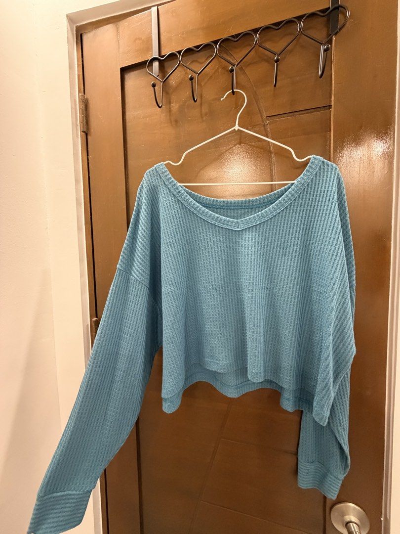 Wide neck sweat shirt (Category: Longsleeves) located in Las Pinas. Submitted by felicianoh40332 (Listing ID 1460816642, Image 1). Description: .